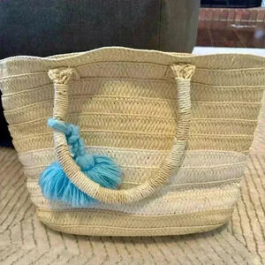 Altru woman’s woven summer tote